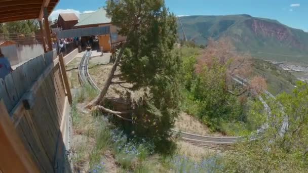 ชายข รถไฟเหาะท สวนผจญภ Glenwood Caverns Glenwood Springs โคโลราโด การเคล อนไหวช — วีดีโอสต็อก