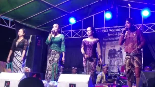 Empat Penyanyi Campursari Gamelan Tampil Atas Panggung Pada Upacara Pernikahan — Stok Video