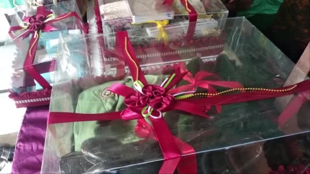 Hadiah Pernikahan Indonesia Dibungkus Dalam Kotak Pita Merah Muda Blora — Stok Video