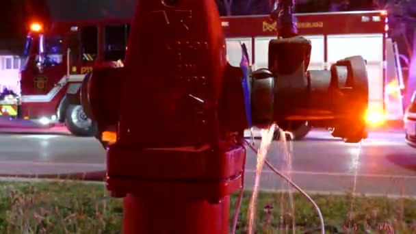 Деталь Гідранта Просочується Після Використання Пожежниками Щоб Погасити Велику Пожежу — стокове відео