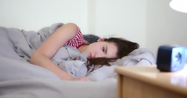 Chica Acostada Cama Despierta Expresión Cara Deprimida Pensando Vida Vista — Vídeos de Stock