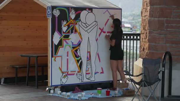 コロラド州グレンウッドスプリングスで壁画を描く少女 — ストック動画