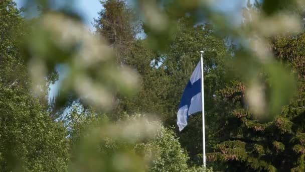 Finlands Flagga Viftar Vinden Genom Trädgrenar Med Skogen Som Bakgrund — Stockvideo