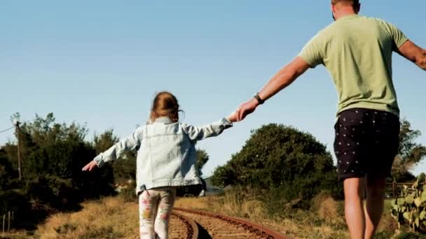 Jakość Czasu Między Ojcem Córką Spacerujących Torach Koncepcja Samotnego Ojca — Wideo stockowe
