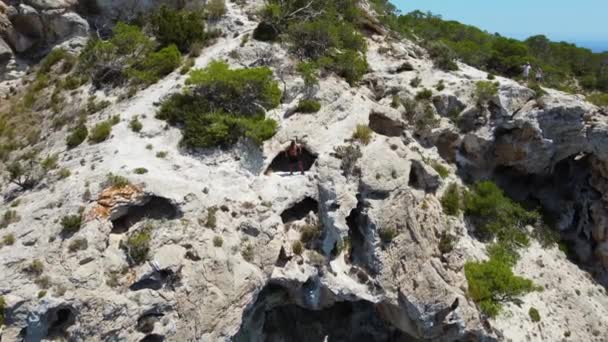 Alpinista Ousado Parede Pedra Montanha Com Parte Superior Corpo Nua — Vídeo de Stock