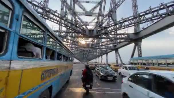 在印度加尔各答Howrah桥上行驶的一辆汽车的4K Pov射击 — 图库视频影像