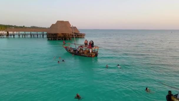 Nungwi Beach Zanzibar Tanzania June 2022 Fishing Boats Tourists Indian — Stockvideo