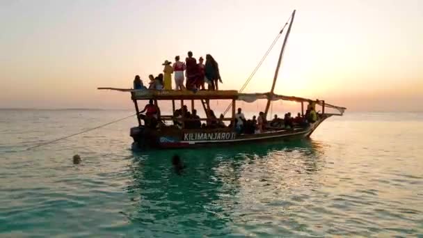 Nungwi Beach Zanzibar Tanzania June 2022 Fishing Boats Tourists Indian — Video Stock