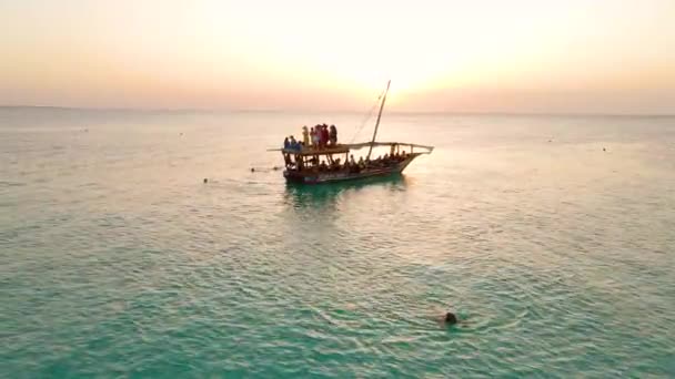 Nungwi Beach Zanzibar Tanzania June 2022 Fishing Boats Tourists Indian — Wideo stockowe