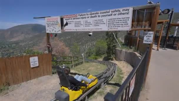 Meisje Rijden Alpine Coaster Glenwood Caverns Adventure Park — Stockvideo