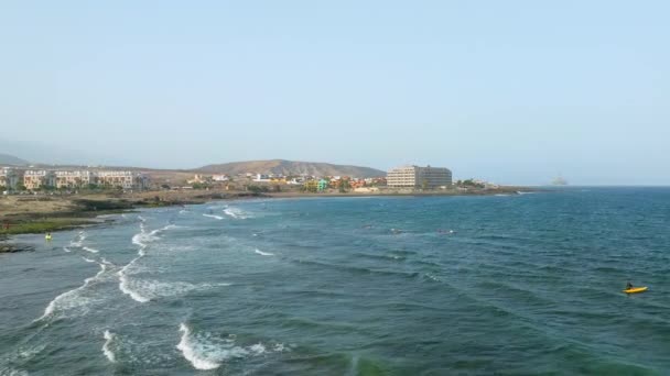 Drone Disparou Sobrevoando Surfistas Nas Praias Medano Tenerife Ilhas Canárias — Vídeo de Stock