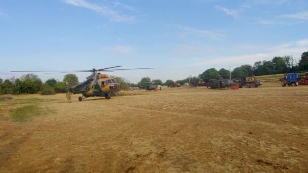 Tre Elicotteri Sul Campo Che Accendono Preparano Decollo Elicottero Militare — Video Stock