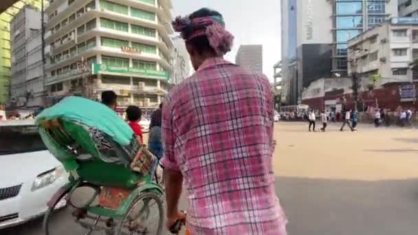 Vista Ampla Puxador Rickshaw Puxando Rickshaw Uma Movimentada Estrada Cidade — Vídeo de Stock