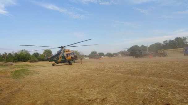 空の水タンクで離陸する右のヘリコプターは森林火災と戦うために 3つのチョッパーのうちの1つは 竹のバケツで飛行場 — ストック動画