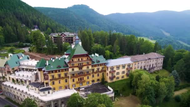 旧オーストリアの高山ホテル ドローンショット — ストック動画