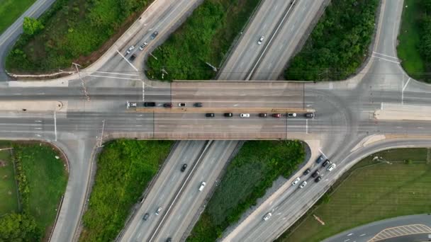 Overhead Över Trafiken Huvudväg Med Trafikljus Och Motorvägstrafik Nedanför — Stockvideo