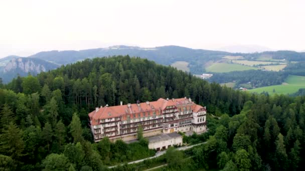 Klassiskt Österrikiska Hotell Bergen Skog Berg Och Fält — Stockvideo