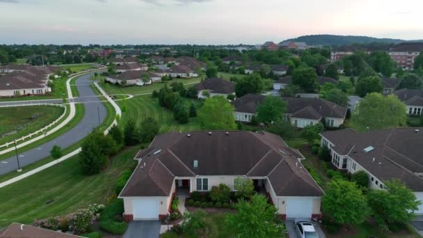 Luchtfoto Van Huisjes Een Bejaardentehuis Gemeenschap Voor Ouderen Prachtige Campus — Stockvideo