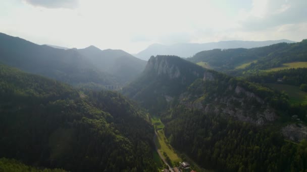 Mlhavý Letecký Záběr Vrcholků Hor Údolí Létě — Stock video