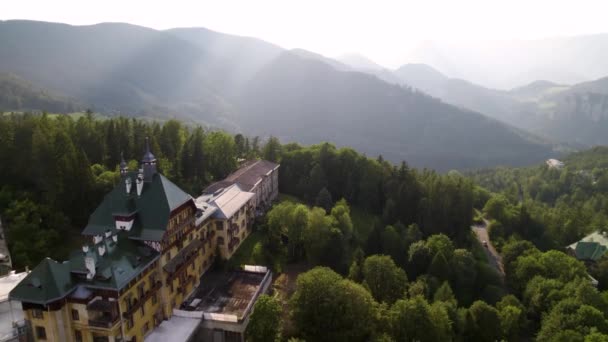 Mountaintop Hotel Österrike Med Episk Utsikt Över Bergen — Stockvideo