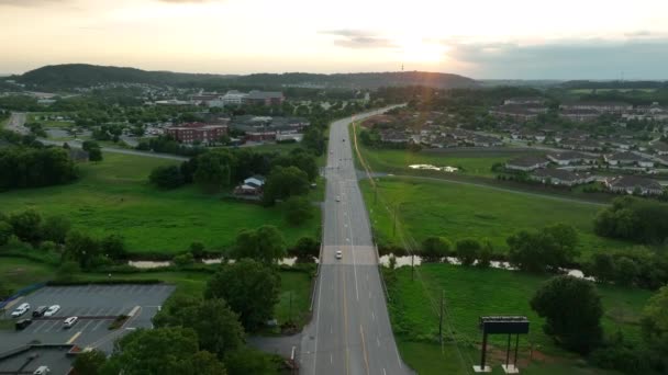 Hlavní Silnice Úsvitu Prázdná Ulice Malým Provozem Krásné Ranní Nebe — Stock video