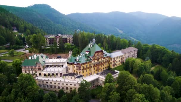 Luxuriöser Und Klassischer Europäischer Sommerurlaub Den Bergen — Stockvideo