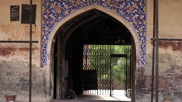 Blick Auf Den Eingang Zum Torbogen Von Masjid Wazir Khan — Stockvideo