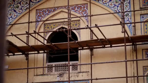 Steigers Tegen Muur Van Wazir Khan Moskee — Stockvideo