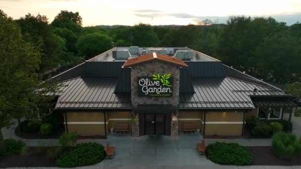 Olive Garden Εστιατόριο Κτίριο Ηλιοβασίλεμα Στο Παρασκήνιο — Αρχείο Βίντεο