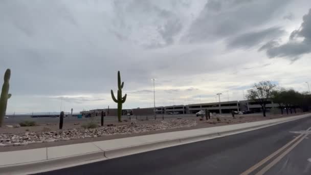 Dirigir Pela Tucson International Airport Estacionamento Estrutura Estrada Forrada Com — Vídeo de Stock