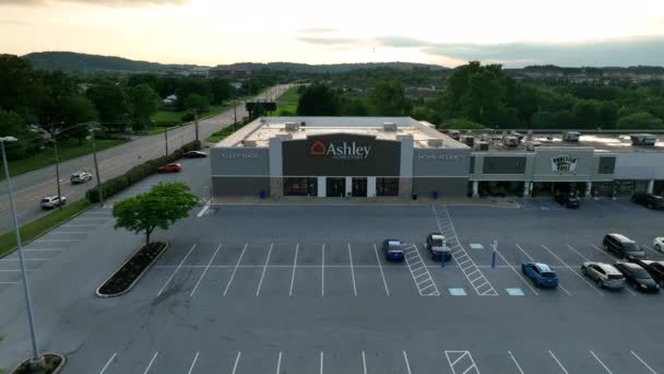 Opname Van Ashley Homestore Winkellocatie Zonsondergang Boven Het Gebouw — Stockvideo