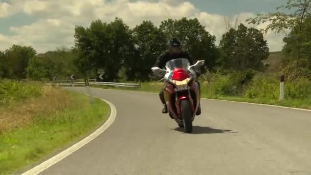男子骑摩托车到托斯卡纳一个美丽的乡村庄园 在一条长长的路上 阳光灿烂 索尼Fs5 25Fps — 图库视频影像