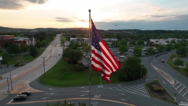 Gran Bandera Americana Ondeando Atardecer Negocios Restaurantes Segundo Plano Tráfico — Vídeos de Stock