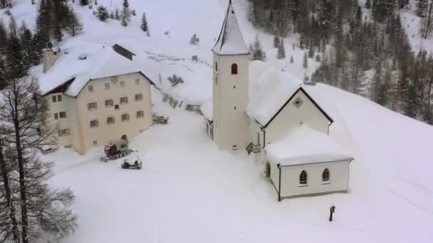 Letecký Pohled Kolem Kostela Santa Croce Zataženo Zimní Den Alta — Stock video