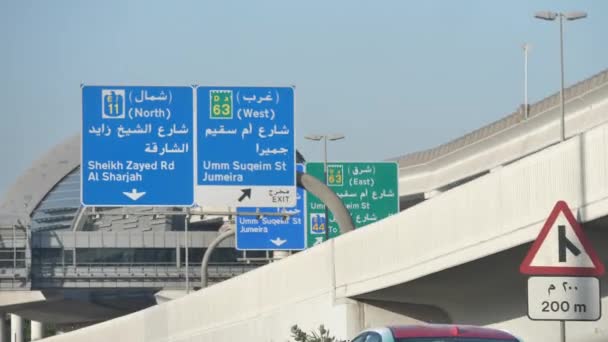 Dubai Ulaşım Emirlikler Otoyol Şaretleri Çıkış Yönergeleri Metro Stasyonu Binası — Stok video