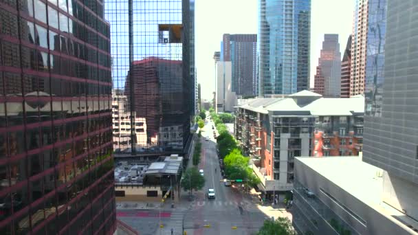 가운데있는 건물들을 반사하는 사이의 공중을 나르는 — 비디오