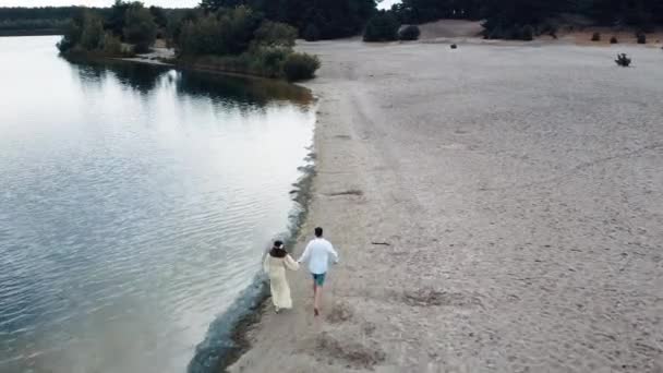 Ζευγάρι Τρέχει Πάνω Από Μια Παραλία Στο Βέλγιο — Αρχείο Βίντεο