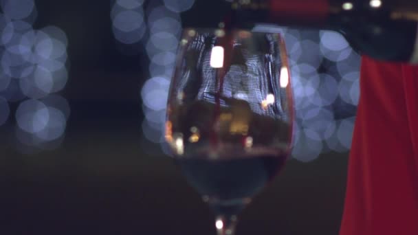 Zeitlupe Ein Glas Rotwein Aus Einer Flasche Gießen Isoliert Großaufnahme — Stockvideo