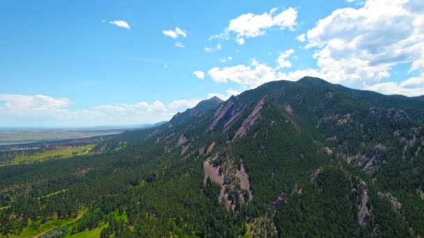 Flatirones Roca Vista Aérea Drone Famosa Formación Roca Montaña Verde — Vídeos de Stock