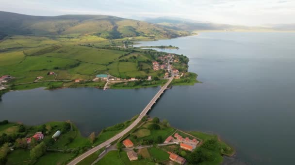 Hermosa Ciudad Pequeña Portugal Las Afueras Del País Sitio Lago — Vídeo de stock