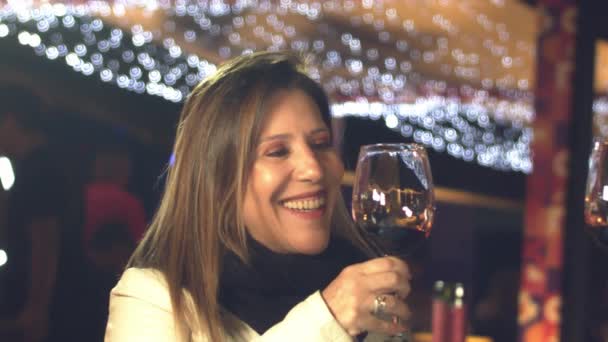 매력적 여자가 친구의 동작으로 포도주 건배하는 — 비디오