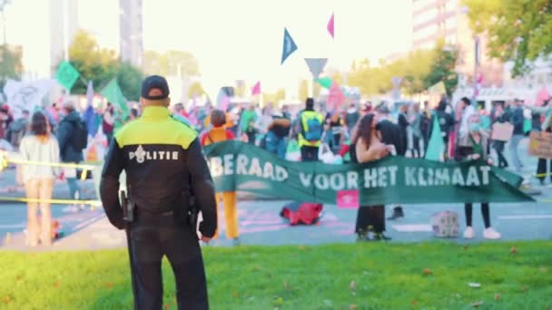 Statisk Syn Polis Som Kontrollerar Demonstration Mot Klimatförändringar Gatan Europa — Stockvideo