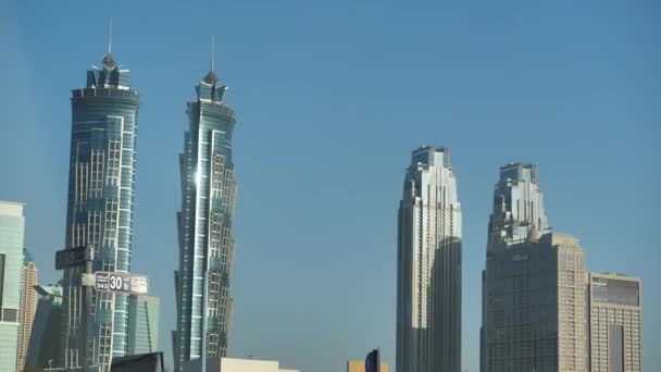 Jwマリオット マーキス ドバイのツインタワー 世界一高いホテル 移動する車からの眺め — ストック動画