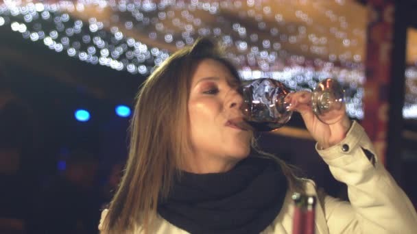 Çekici Kadın Uzun Süre Kırmızı Şarap Içer Gülümser Sonra Kadehini — Stok video