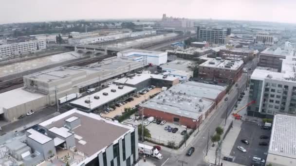洛杉矶 加利福尼亚美国 Drone Shot按河流和铁路分列的商业区空中景观 — 图库视频影像