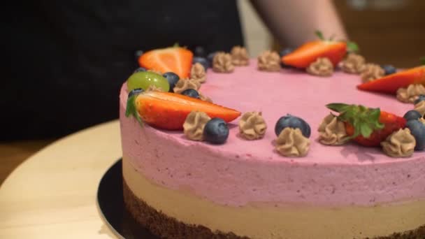 女人用葡萄水果装饰奶油蛋糕 特写镜头 糖果店的女士在美味的奶油蛋糕上放了一半的白柚子 以庆祝生日 — 图库视频影像