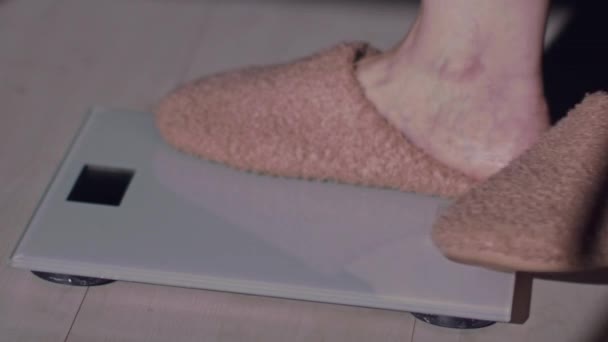 Närbild Personens Fötter Fluffiga Tofflor Som Trampar Elektronisk Våg Långsamma — Stockvideo