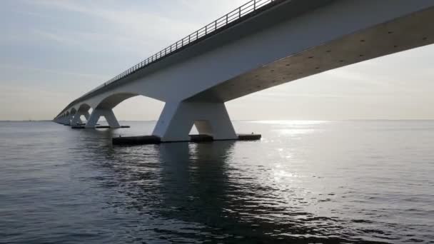 正在上升的无人驾驶飞机飞行 近距离俯瞰着边疆的泽兰桥 — 图库视频影像