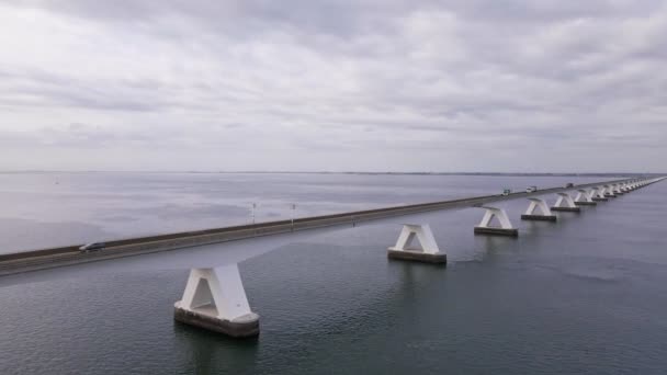 イースタン シェルトのゼーランド橋を通過する無人機の飛行 — ストック動画