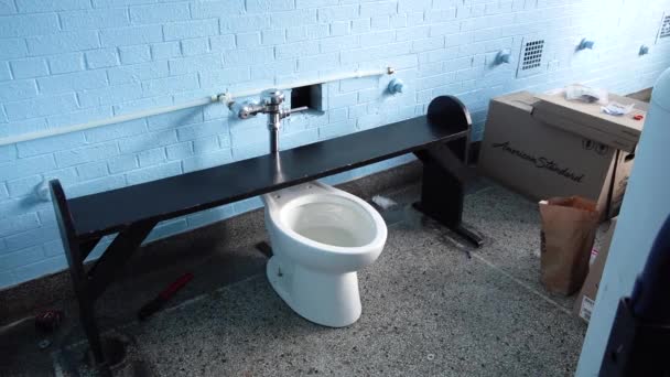 Antiguo Cuarto Baño Con Inodoro Interior Una Vieja Escuela Escuela — Vídeos de Stock